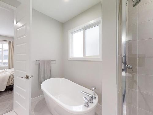 1516 Howes Pl, Edmonton, AB - Indoor Photo Showing Bathroom