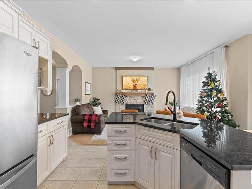 176 Henderson Link, Spruce Grove, AB - Indoor Photo Showing Kitchen With Double Sink