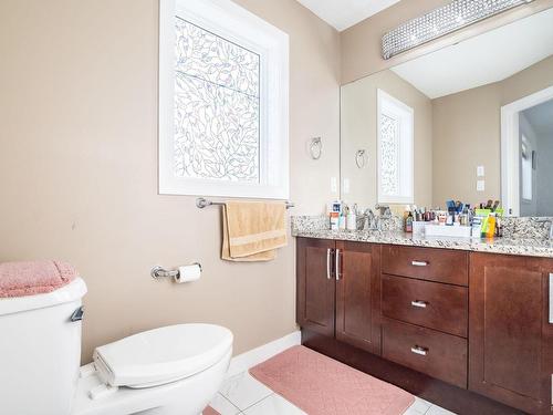 9201 Cooper Crescent, Edmonton, AB - Indoor Photo Showing Bathroom