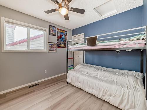 1817 Tomlinson Crescent Nw, Edmonton, AB - Indoor Photo Showing Bedroom