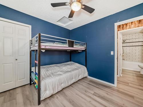 1817 Tomlinson Crescent Nw, Edmonton, AB - Indoor Photo Showing Bedroom