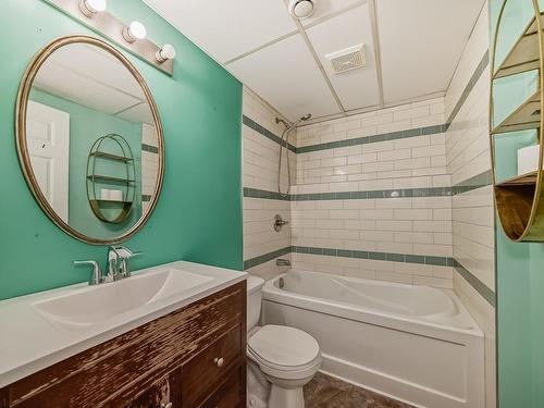 1817 Tomlinson Crescent Nw, Edmonton, AB - Indoor Photo Showing Bathroom