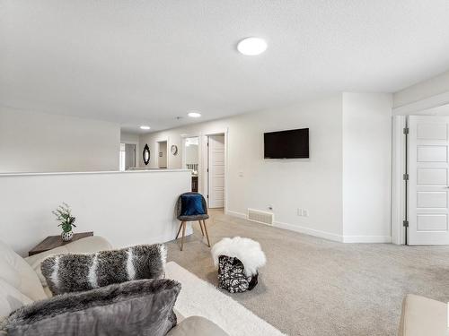 7844 Erasmus Wynd, Edmonton, AB - Indoor Photo Showing Living Room