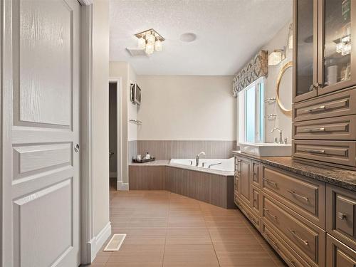 2553 Cameron Ravine Landing Landing, Edmonton, AB - Indoor Photo Showing Bathroom