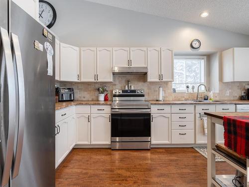 5410 42 Avenue, Beaumont, AB - Indoor Photo Showing Kitchen