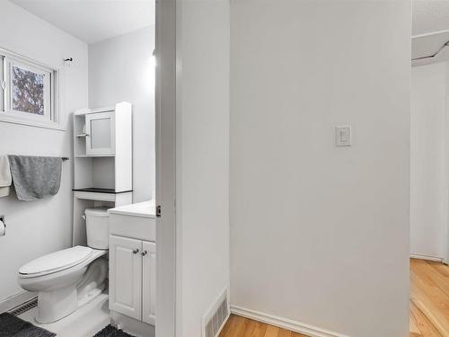 10632 51 Avenue, Edmonton, AB - Indoor Photo Showing Bathroom