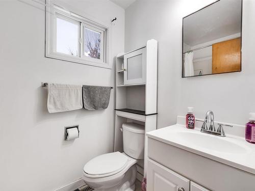 10632 51 Avenue, Edmonton, AB - Indoor Photo Showing Bathroom