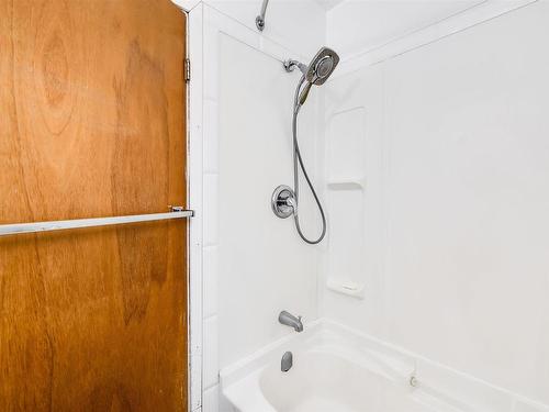 10632 51 Avenue, Edmonton, AB - Indoor Photo Showing Bathroom