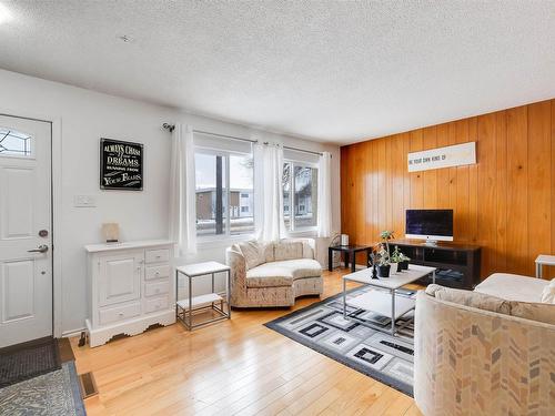 10632 51 Avenue, Edmonton, AB - Indoor Photo Showing Living Room