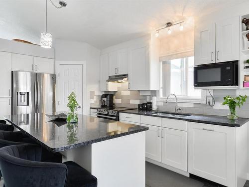 417 Hollick-Kenyon Road, Edmonton, AB - Indoor Photo Showing Kitchen With Upgraded Kitchen