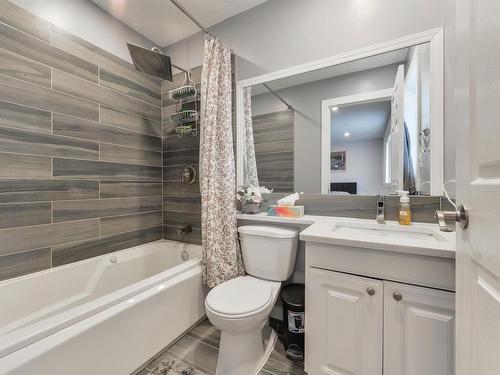 417 Hollick-Kenyon Road, Edmonton, AB - Indoor Photo Showing Bathroom