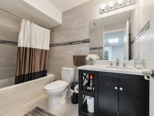 417 Hollick-Kenyon Road, Edmonton, AB - Indoor Photo Showing Bathroom