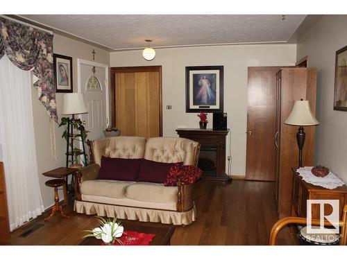 5218 52 Avenue, Mundare, AB - Indoor Photo Showing Living Room