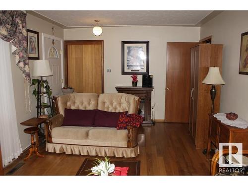 5218 52 Avenue, Mundare, AB - Indoor Photo Showing Living Room