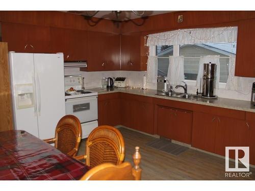 5218 52 Avenue, Mundare, AB - Indoor Photo Showing Kitchen With Double Sink