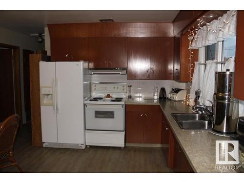 5218 52 Avenue, Mundare, AB - Indoor Photo Showing Kitchen With Double Sink