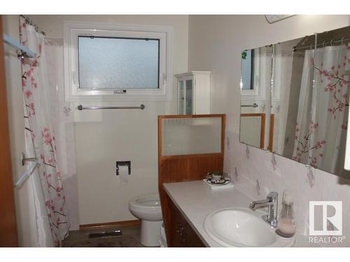 5218 52 Avenue, Mundare, AB - Indoor Photo Showing Bathroom