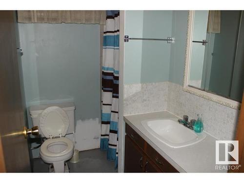 5218 52 Avenue, Mundare, AB - Indoor Photo Showing Bathroom