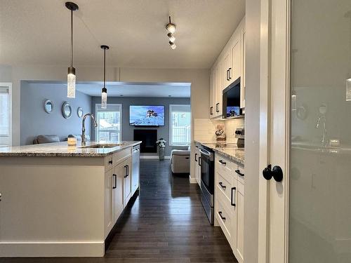 6638 Cardinal Road, Edmonton, AB - Indoor Photo Showing Kitchen With Upgraded Kitchen