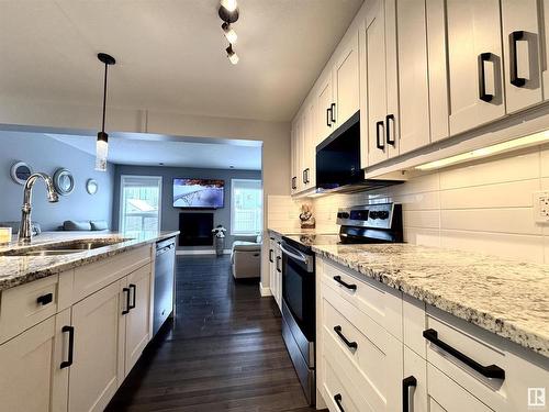 6638 Cardinal Road, Edmonton, AB - Indoor Photo Showing Kitchen With Upgraded Kitchen