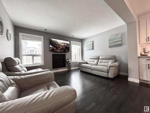 6638 Cardinal Road, Edmonton, AB - Indoor Photo Showing Living Room