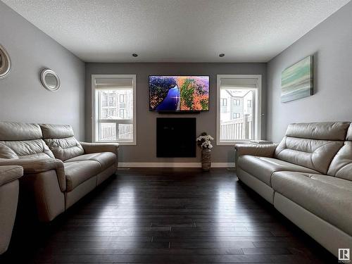 6638 Cardinal Road, Edmonton, AB - Indoor Photo Showing Living Room