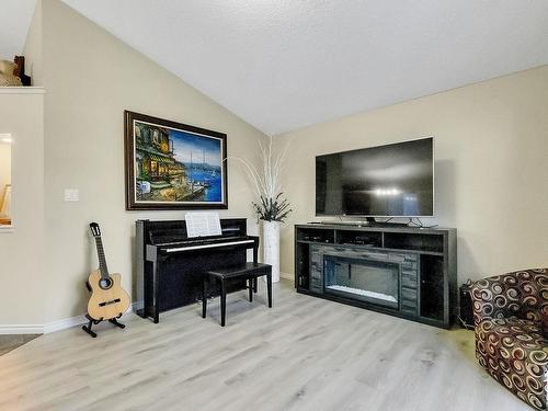 1519 165 St Sw, Edmonton, AB - Indoor Photo Showing Living Room