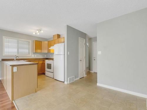 3 130 Hyndman Crescent, Edmonton, AB - Indoor Photo Showing Kitchen