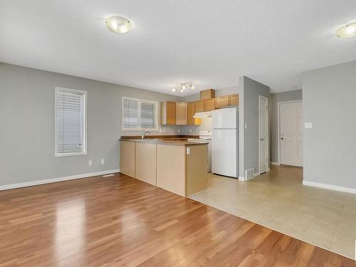 3 130 Hyndman Crescent, Edmonton, AB - Indoor Photo Showing Kitchen