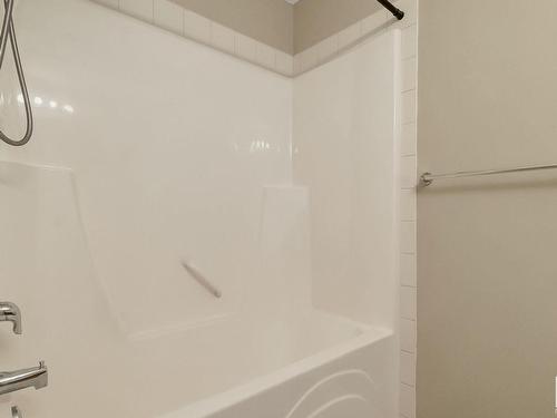 3 130 Hyndman Crescent, Edmonton, AB - Indoor Photo Showing Bathroom