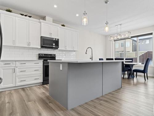 9232 222 Street, Edmonton, AB - Indoor Photo Showing Kitchen With Upgraded Kitchen