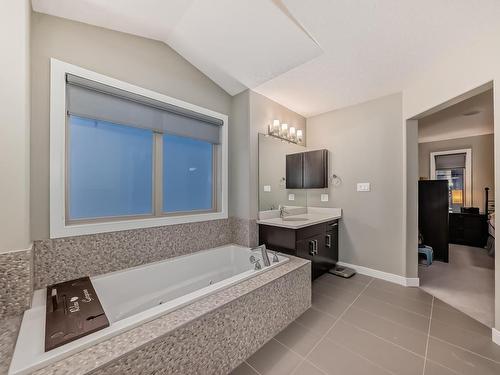 8920 181 Avenue, Edmonton, AB - Indoor Photo Showing Bathroom