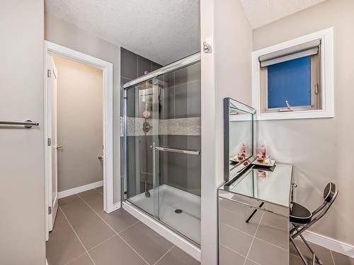 8920 181 Avenue, Edmonton, AB - Indoor Photo Showing Bathroom