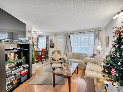 464 Abbottsfield Road, Edmonton, AB - Indoor Photo Showing Living Room