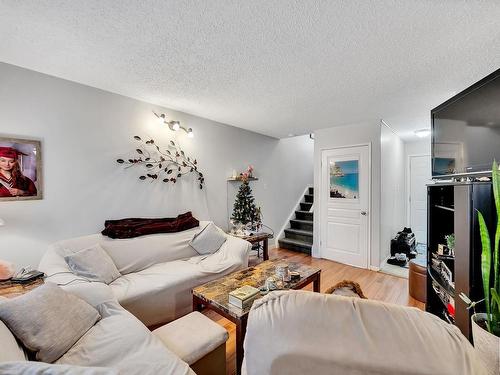 464 Abbottsfield Road, Edmonton, AB - Indoor Photo Showing Living Room