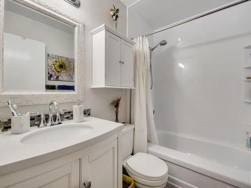 464 Abbottsfield Road, Edmonton, AB - Indoor Photo Showing Bathroom