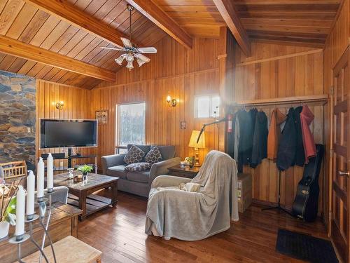 35 54422 Rge Road 13, Rural Lac Ste. Anne County, AB - Indoor Photo Showing Living Room