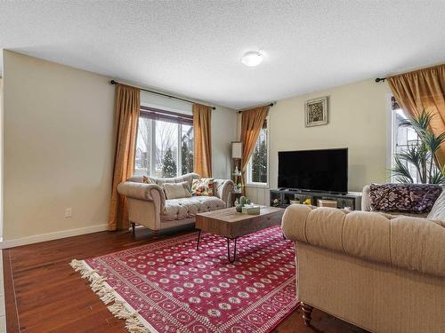 6155 11 Avenue, Edmonton, AB - Indoor Photo Showing Living Room