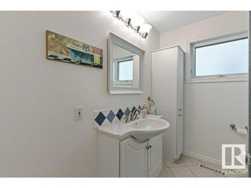 8512 71 Street, Edmonton, AB - Indoor Photo Showing Bathroom