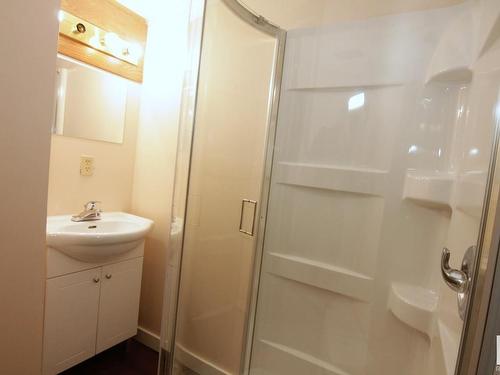 4201 73 Street, Camrose, AB - Indoor Photo Showing Bathroom