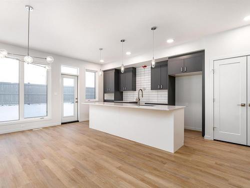 7325 Klapstein Crescent, Edmonton, AB - Indoor Photo Showing Kitchen