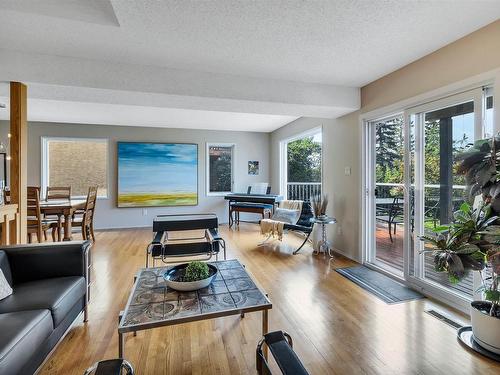 8212 Rowland Road, Edmonton, AB - Indoor Photo Showing Living Room