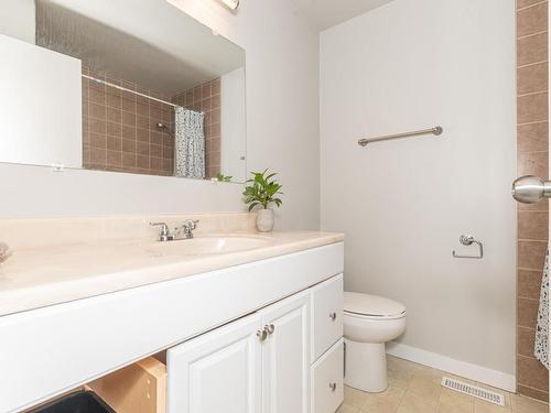 8715 27 Avenue, Edmonton, AB - Indoor Photo Showing Bathroom