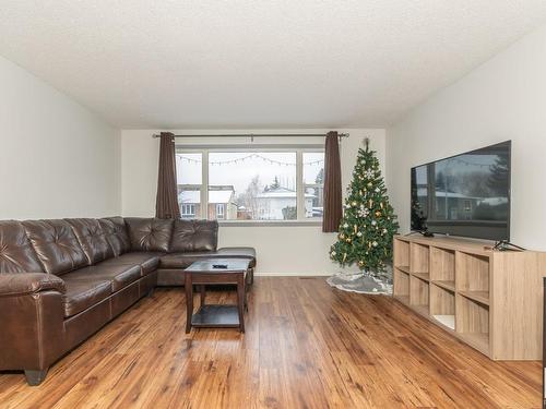 8715 27 Avenue, Edmonton, AB - Indoor Photo Showing Living Room