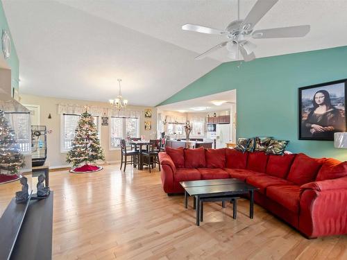 5306 Everett Road, Rural Lac Ste. Anne County, AB - Indoor Photo Showing Living Room