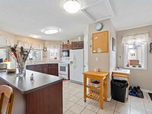 5306 Everett Road, Rural Lac Ste. Anne County, AB - Indoor Photo Showing Kitchen