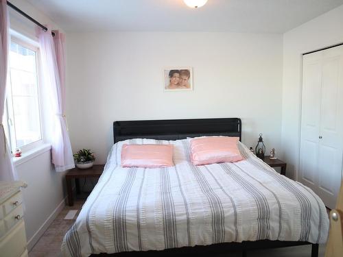 9091 Scott Cr, Edmonton, AB - Indoor Photo Showing Bedroom