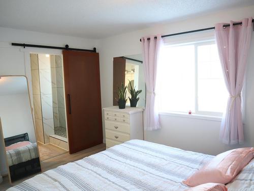 9091 Scott Cr, Edmonton, AB - Indoor Photo Showing Bedroom