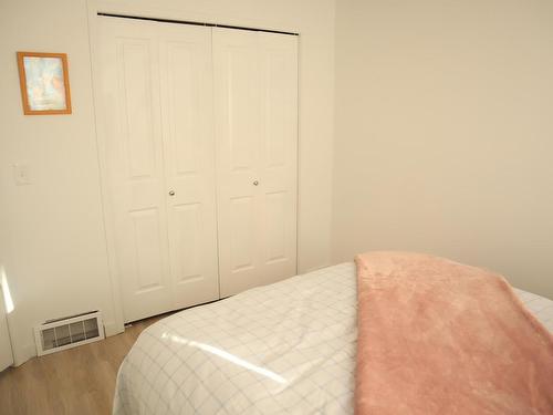 9091 Scott Cr, Edmonton, AB - Indoor Photo Showing Bedroom