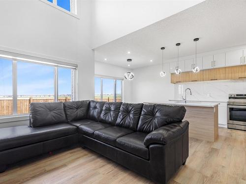 2920 1 Avenue, Edmonton, AB - Indoor Photo Showing Living Room